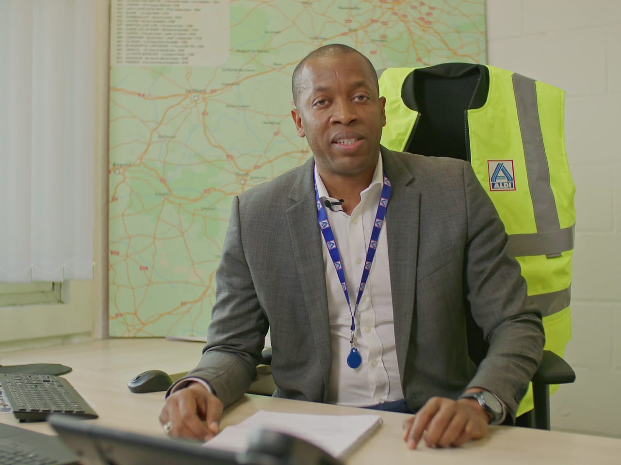 Responsable logistique interviewé à son bureau