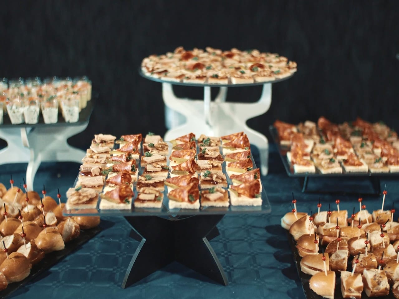 Buffet d'un traiteur dressé pour une inauguration