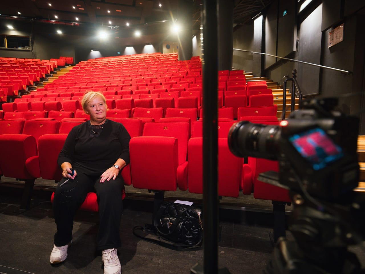 Interview filmée dans une salle, retour image sur la caméra