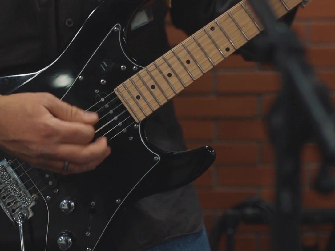 Guitariste en concert, filmé au plus près des mains