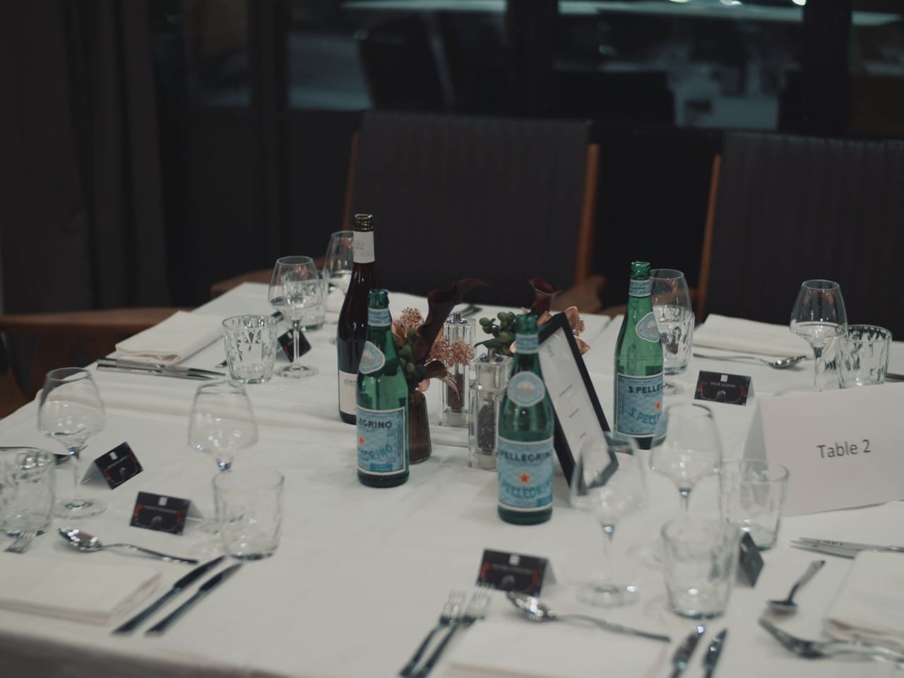 Table dressée pour un dîner de gala