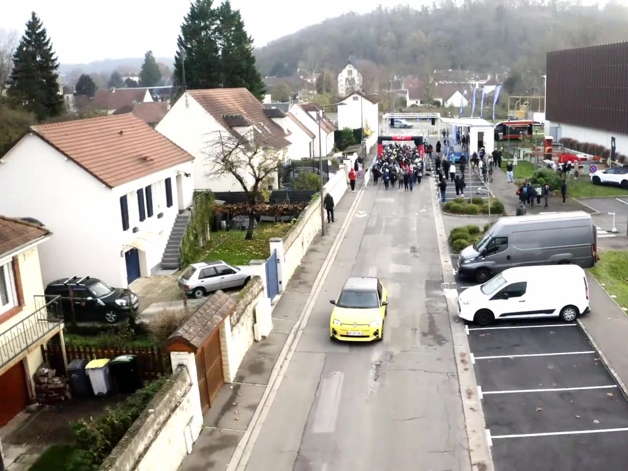 Départ d'une course dans une ville de l'Oise, vu par drone