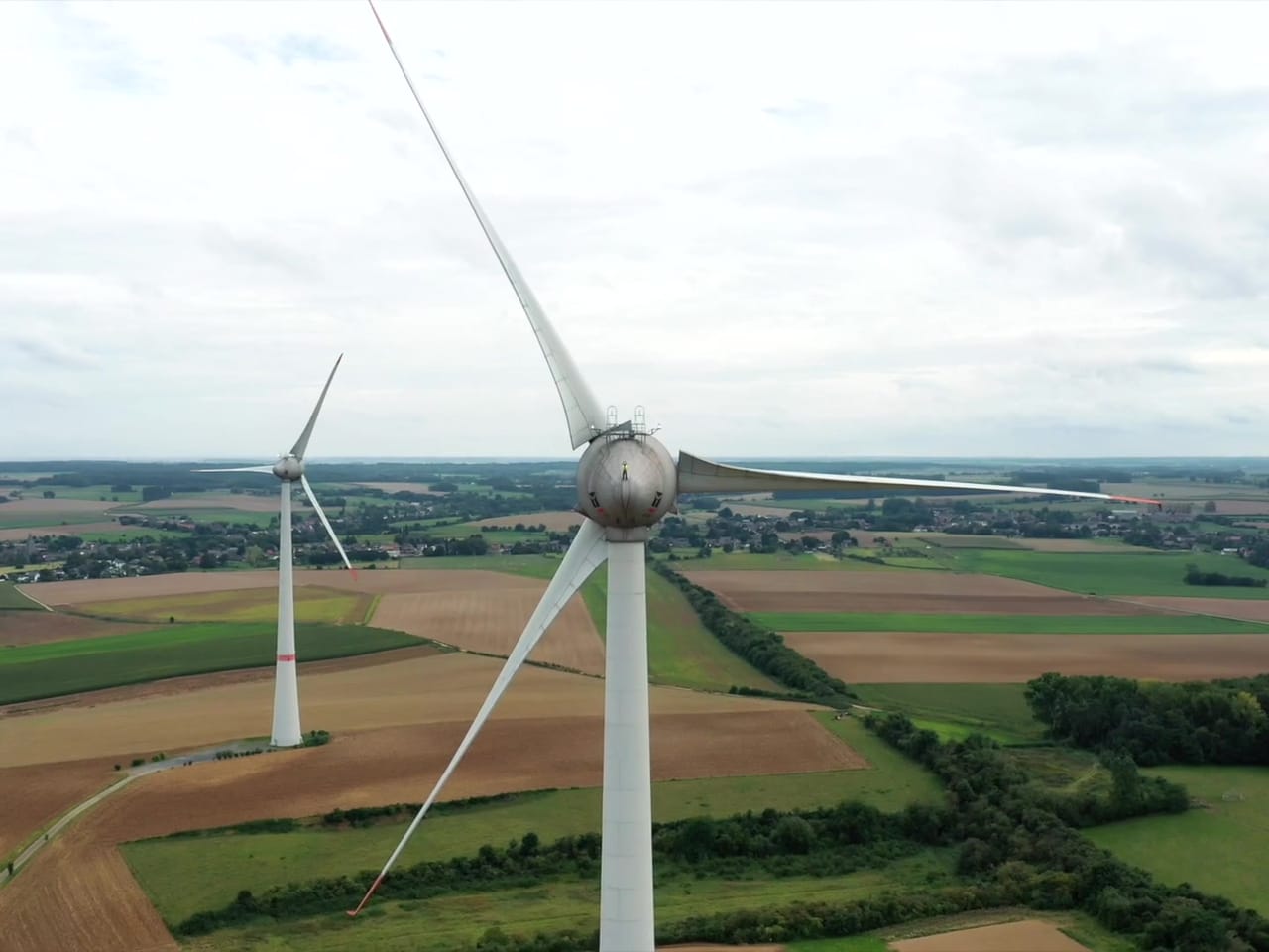 Parc éolien filmé par drone au-dessus des champs