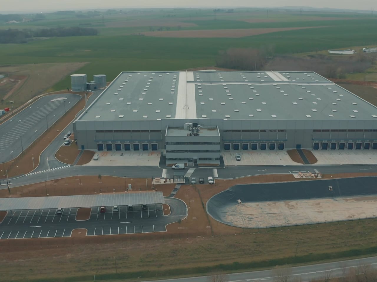 Vue aérienne par drone d'une plateforme logistique