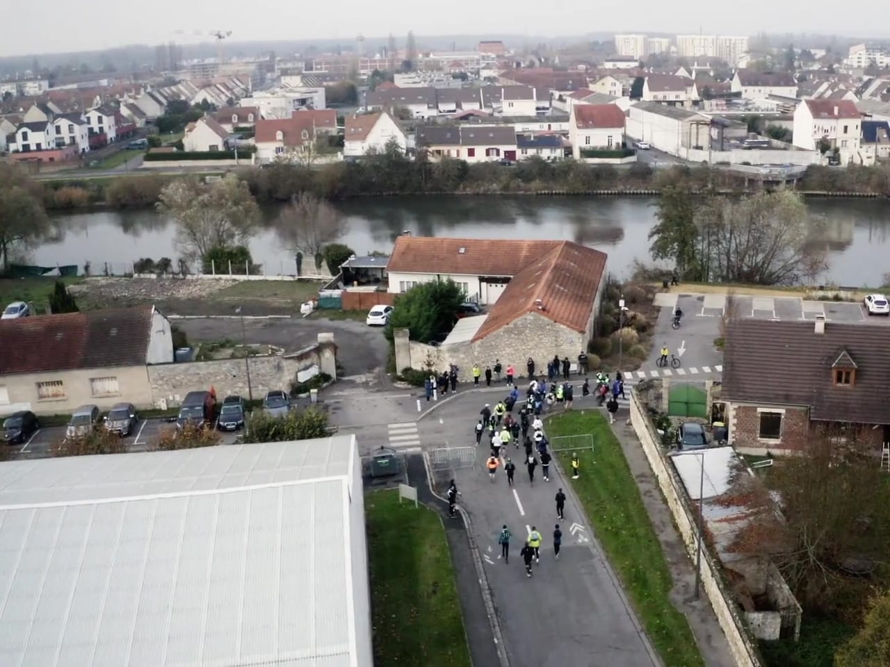 Vue aérienne d'une ville au bord de l'Oise pendant une course
