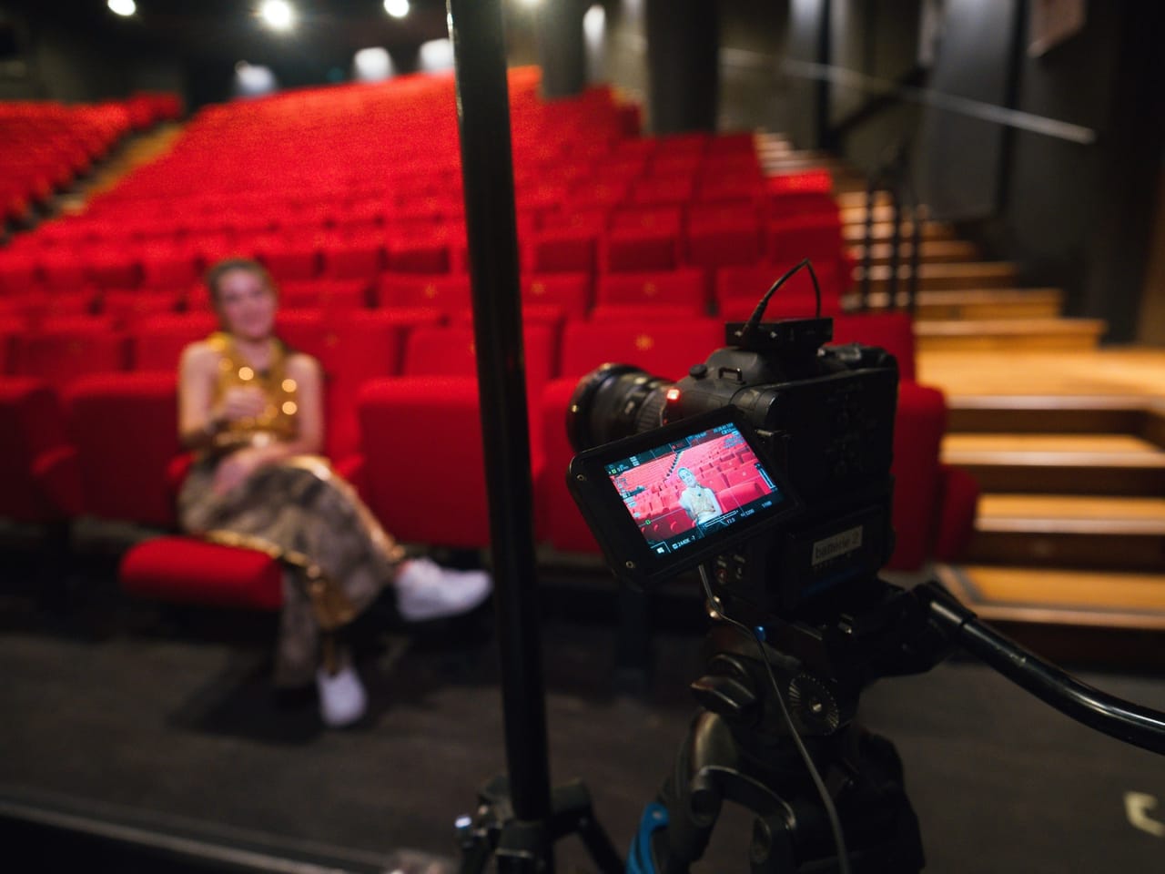 Interview filmée dans une salle de spectacle