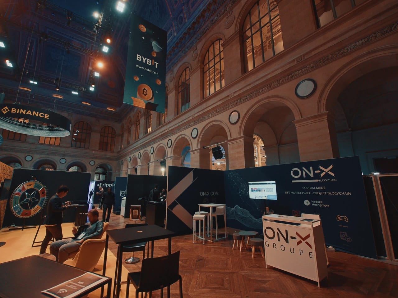 Stands du Paris NFT Day sous les arcades du Palais Brongniart