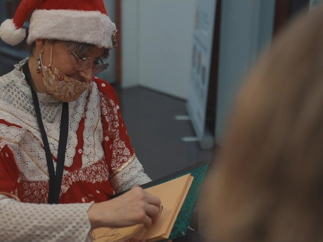 Salariée en tenue de Noël pendant la fête de fin d'année de l'entreprise
