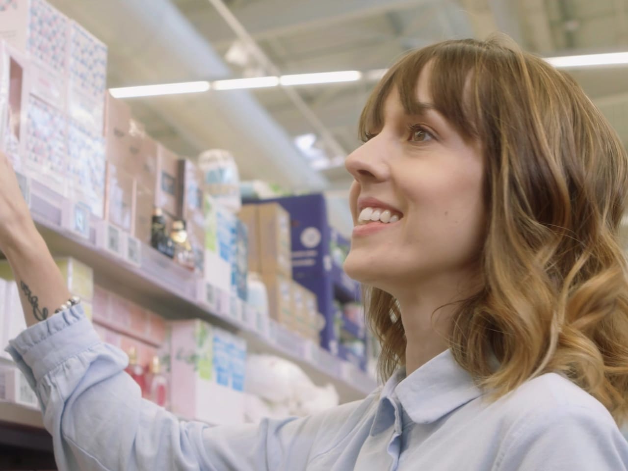 Comédienne filmée dans les rayons d'un magasin pour un spot publicitaire