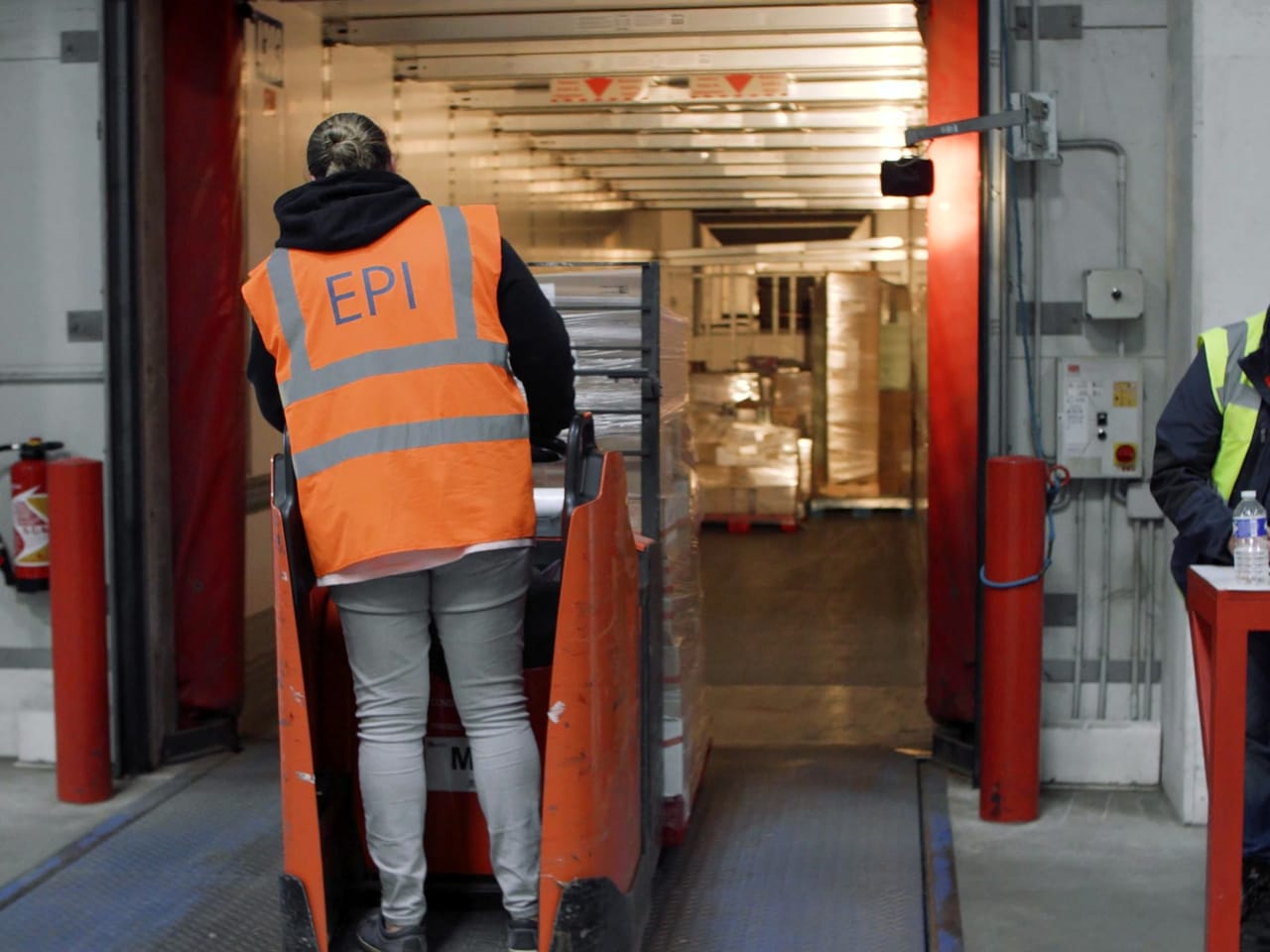 Préparateur en gilet de sécurité filmé au travail