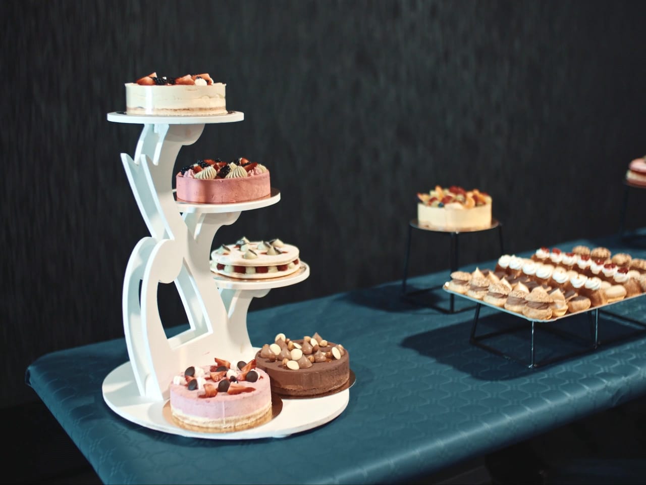 Entremets du traiteur BTL présentés sur le buffet du salon