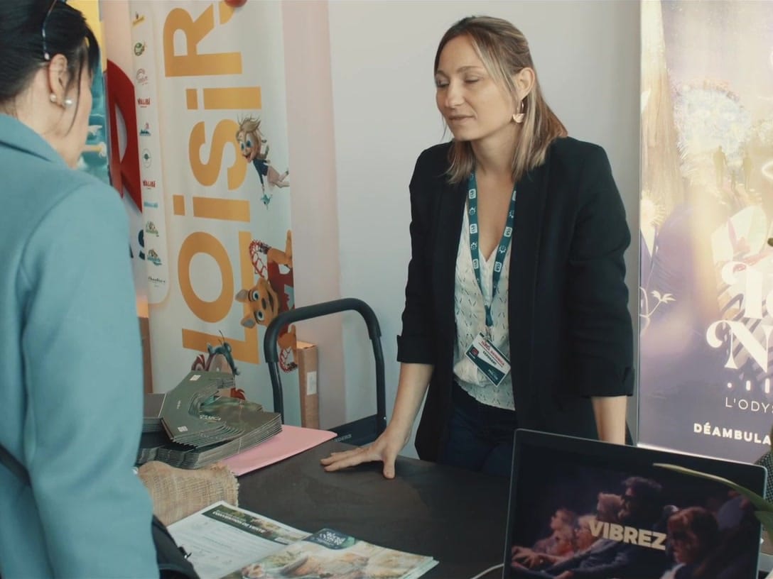 Exposante renseignant une élue de CSE sur son stand