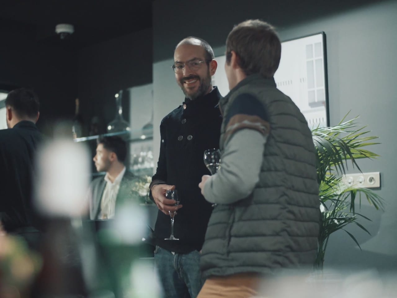 Invités en conversation pendant une soirée d'entreprise