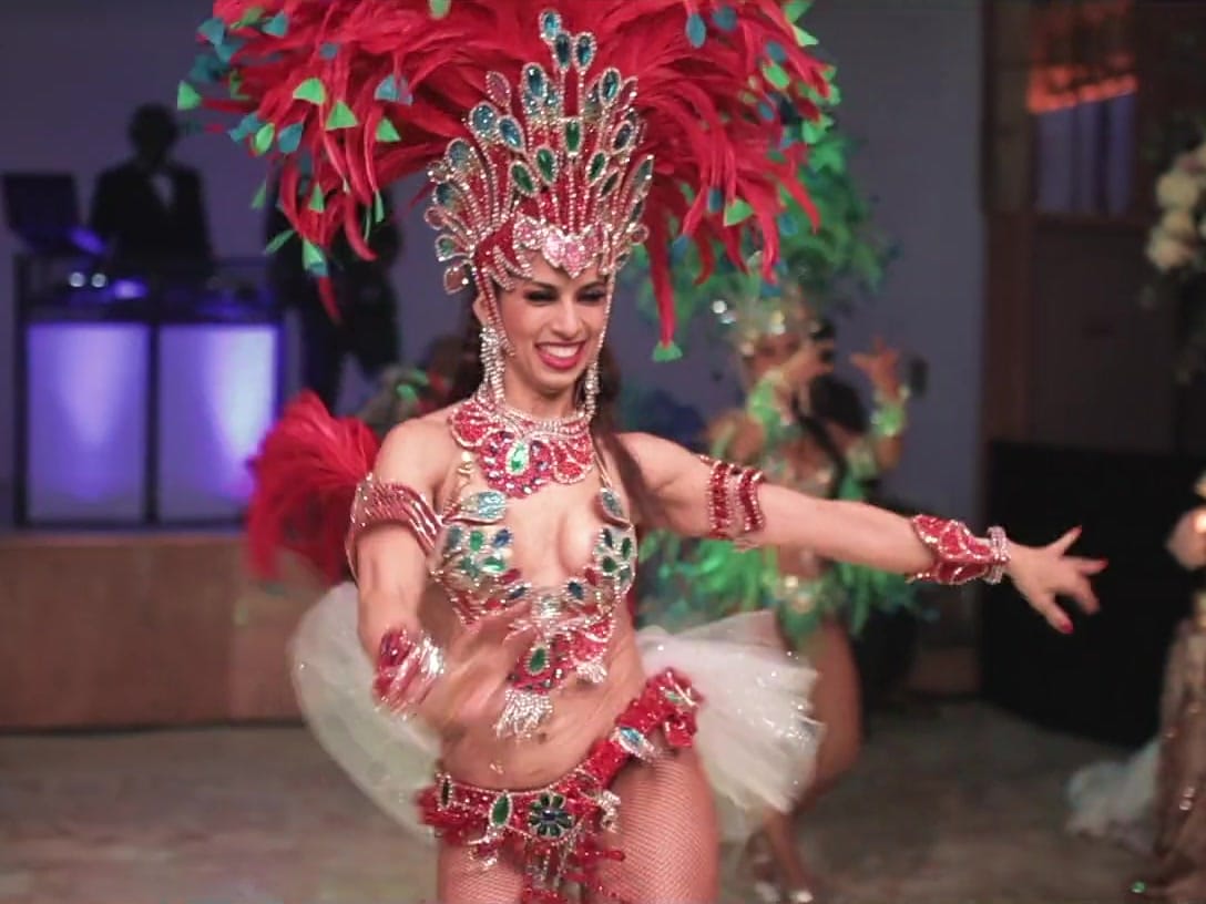 Danseuse en costume de plumes pendant un spectacle