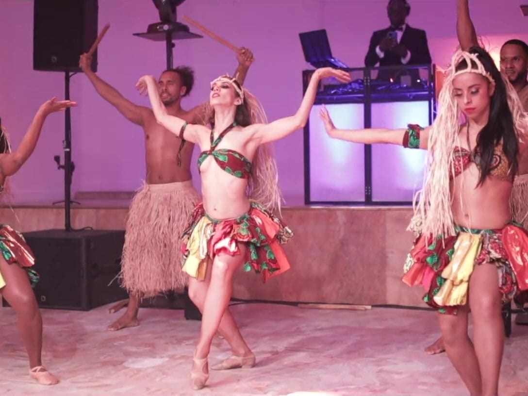 Danseuses en costume sur scène pendant un gala