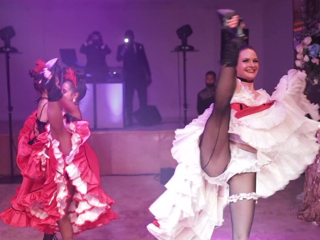 Danseuses de french cancan sur scène pendant un gala