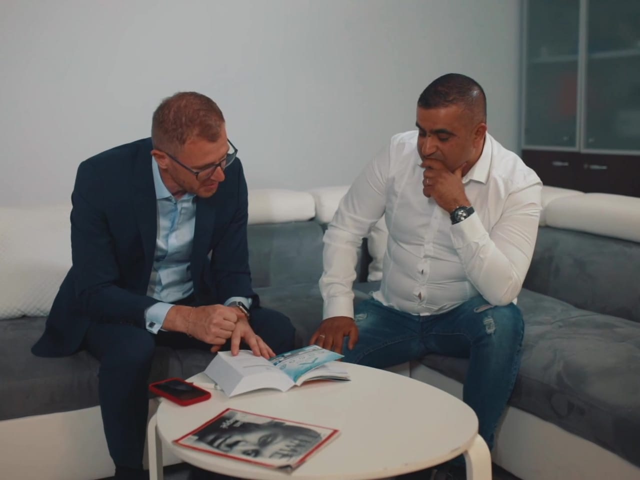 Rendez-vous entre l'expert-comptable et un client dans le salon du cabinet